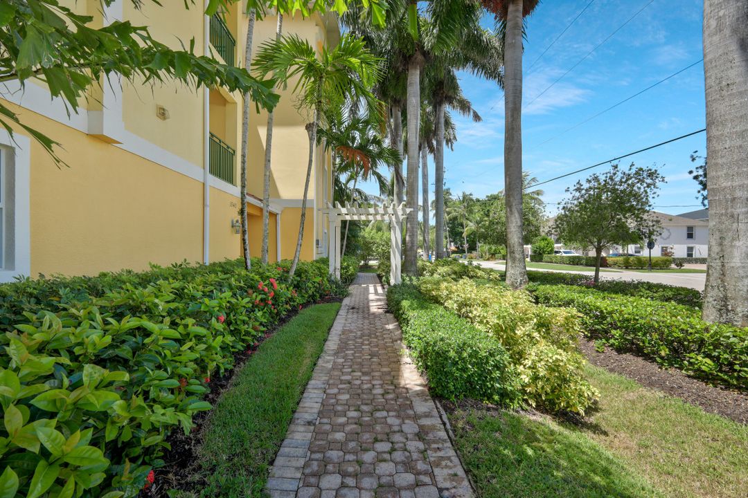 1540 Blue Point Ave #201, Naples, FL 34102