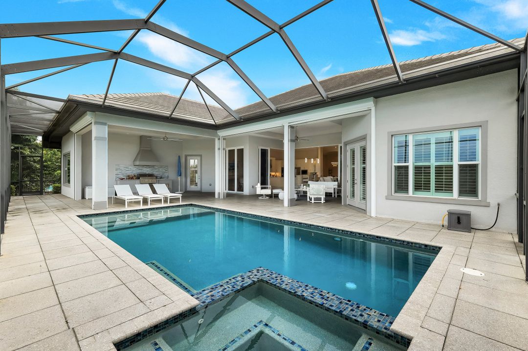 11907 Hedgestone Ct, Naples, FL 34120