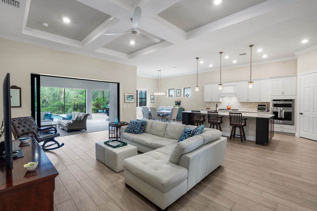 9527 Curlew Dr, Naples, FL 34120