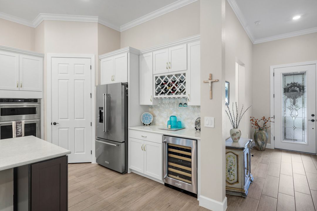 9527 Curlew Dr, Naples, FL 34120