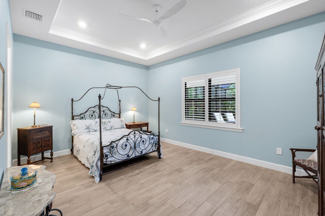 9527 Curlew Dr, Naples, FL 34120