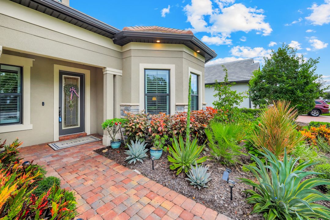 9527 Curlew Dr, Naples, FL 34120
