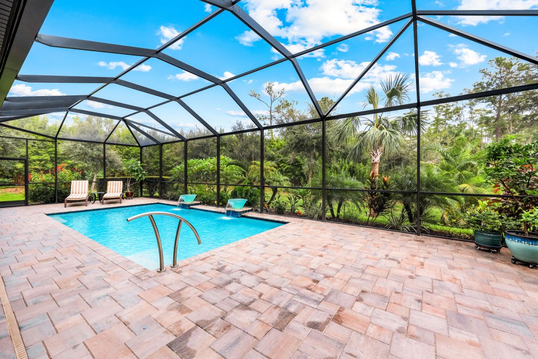 9527 Curlew Dr, Naples, FL 34120