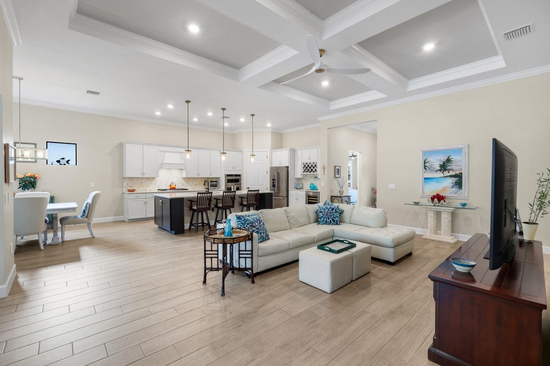 9527 Curlew Dr, Naples, FL 34120
