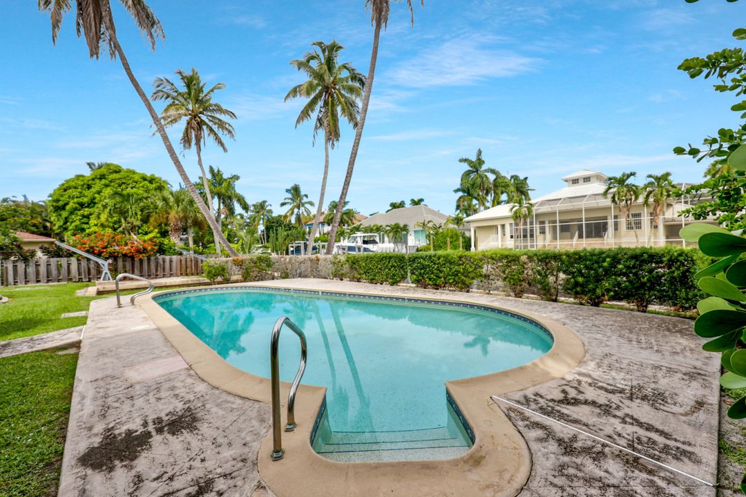 499 16th Ave S, Naples, FL 34102