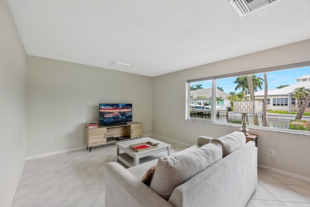 499 16th Ave S, Naples, FL 34102