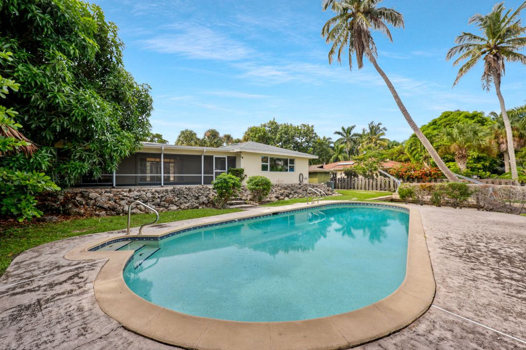 499 16th Ave S, Naples, FL 34102