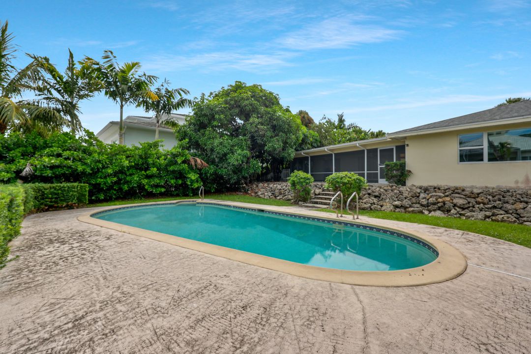 499 16th Ave S, Naples, FL 34102