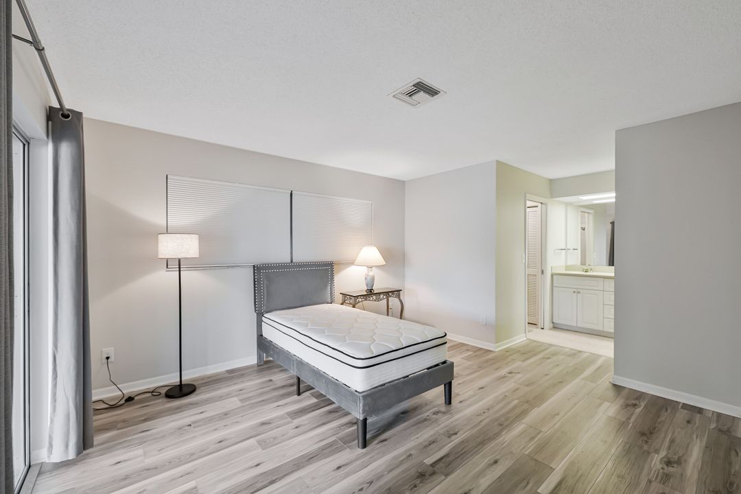 499 16th Ave S, Naples, FL 34102