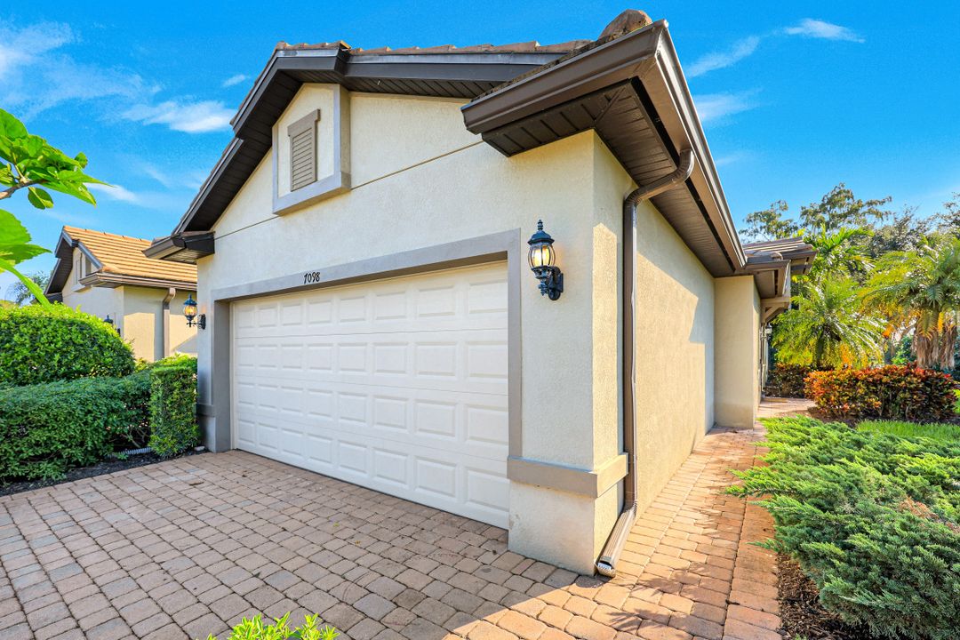 7098 Live Oak Dr, Naples, FL 34114