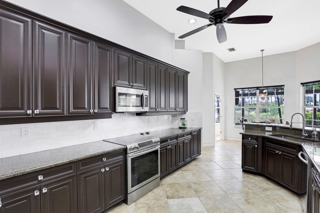 8805 Spinner Cove Ln, Naples, FL 34120