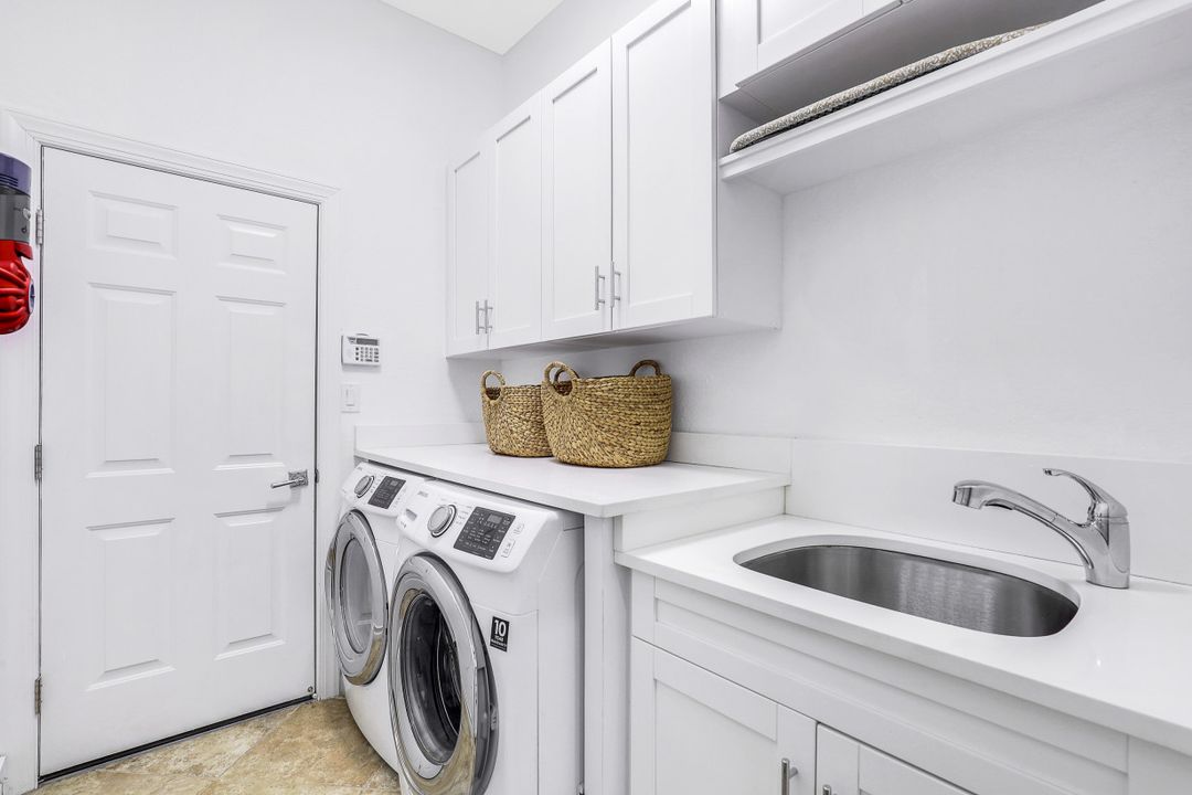 8805 Spinner Cove Ln, Naples, FL 34120