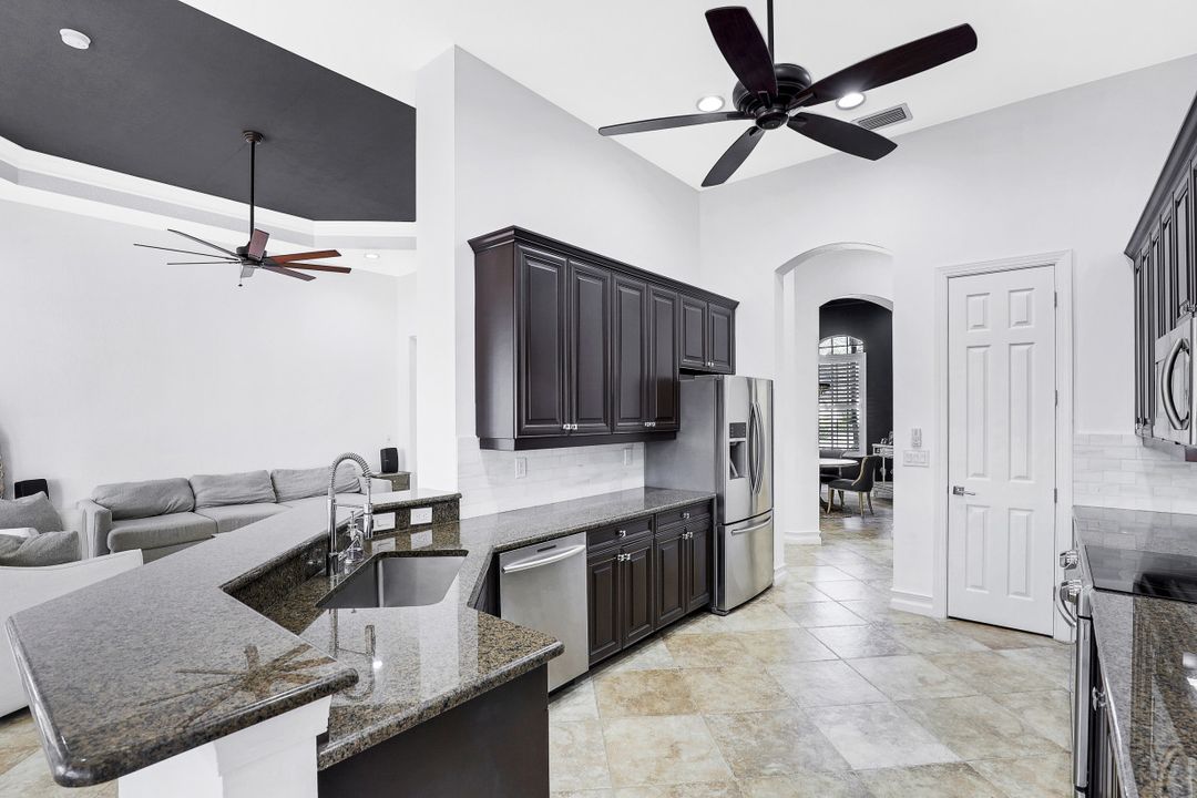 8805 Spinner Cove Ln, Naples, FL 34120