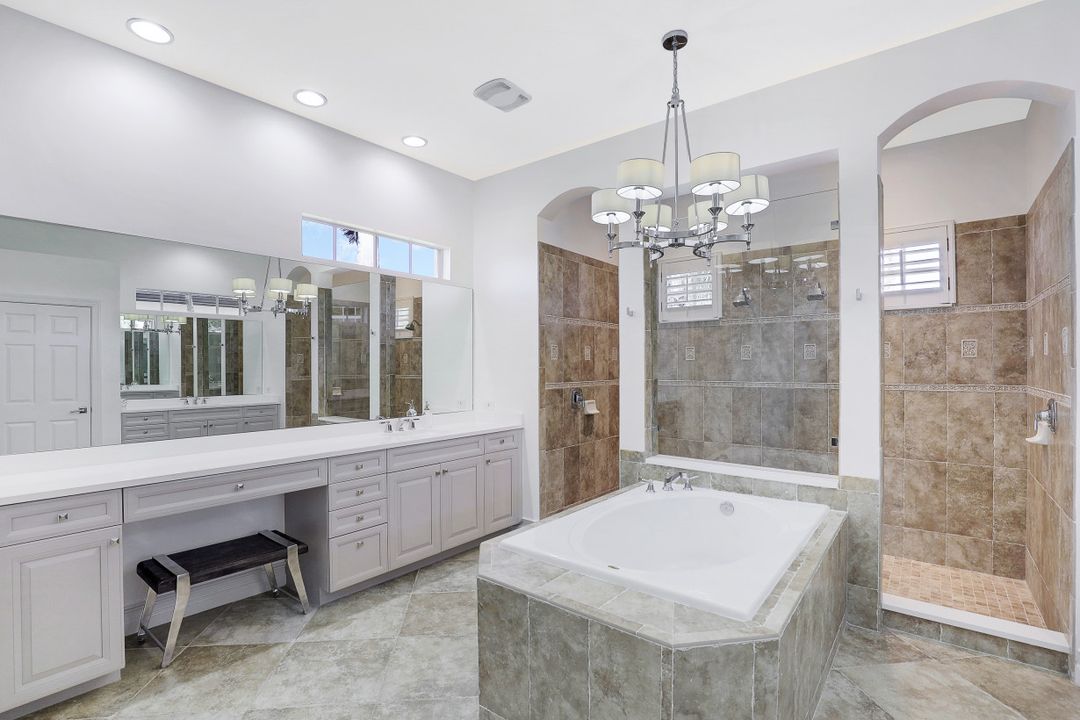 8805 Spinner Cove Ln, Naples, FL 34120