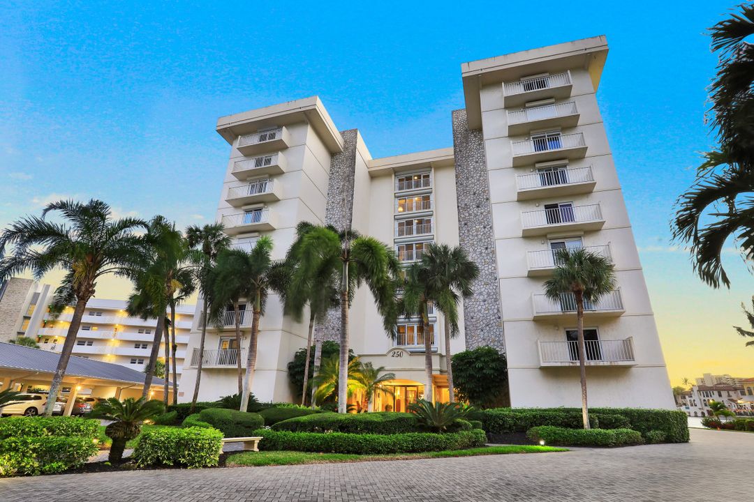250 Park Shore Dr #103, Naples, FL 34103