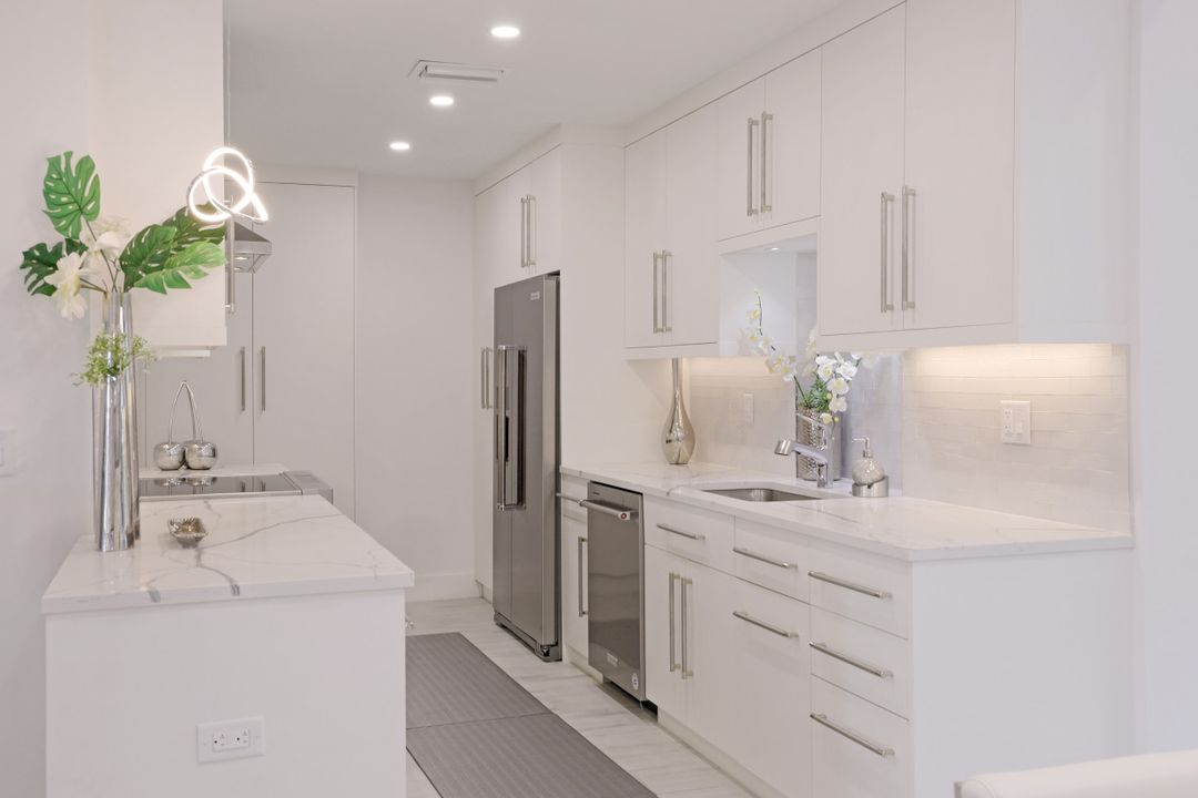 1001 Forest Lakes Dr, Naples, FL 34105