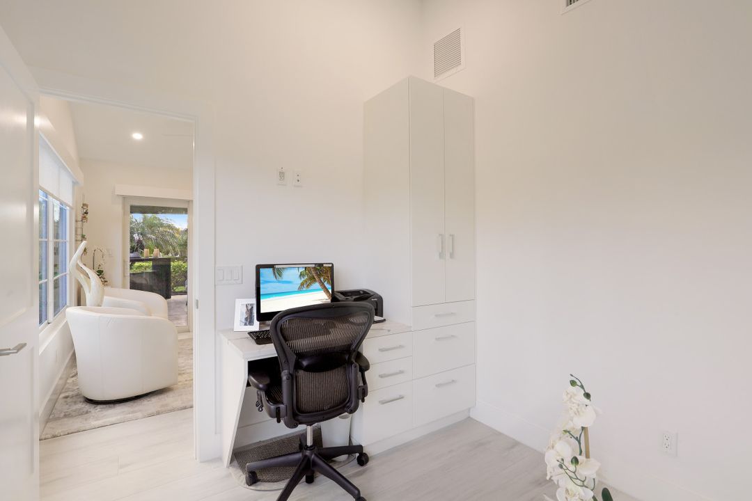 1001 Forest Lakes Dr, Naples, FL 34105