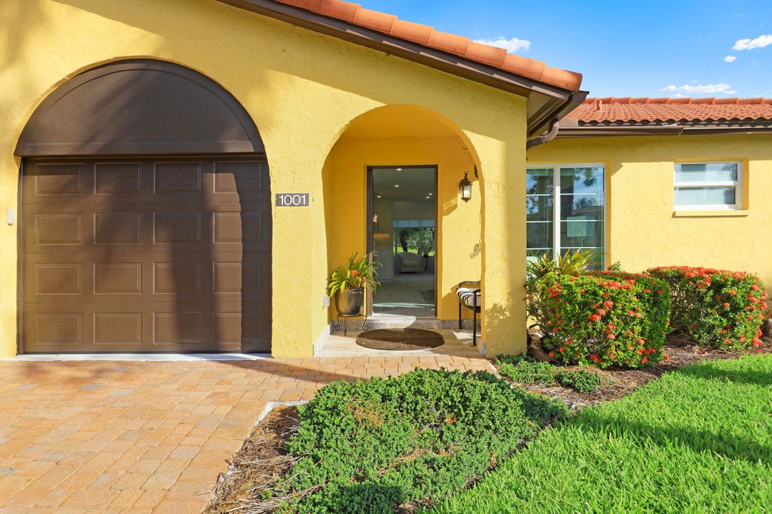 1001 Forest Lakes Dr, Naples, FL 34105