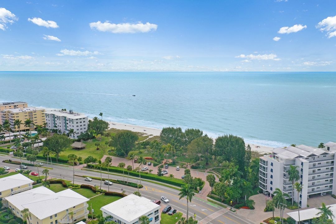 660 Riviera Dr, Naples, FL 34103