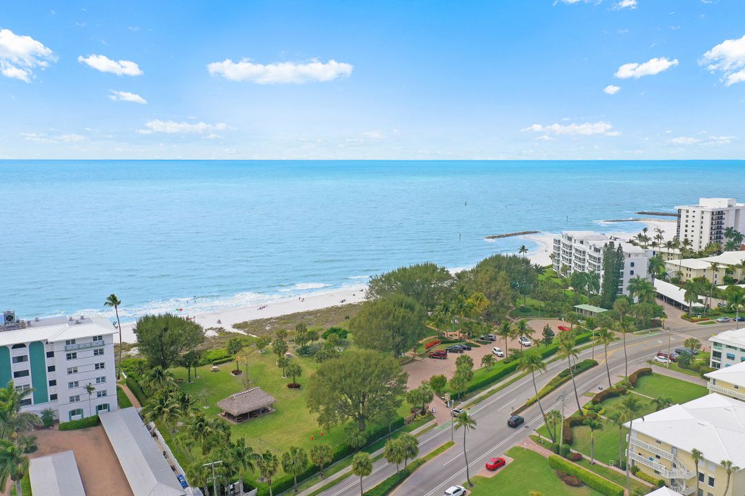 660 Riviera Dr, Naples, FL 34103