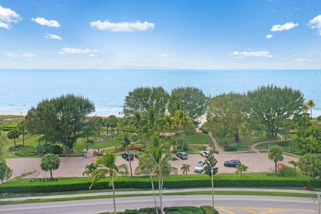 660 Riviera Dr, Naples, FL 34103