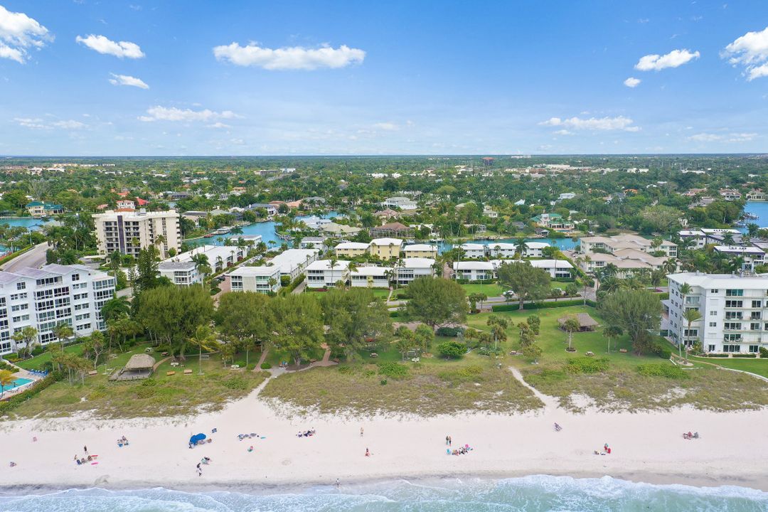 660 Riviera Dr, Naples, FL 34103