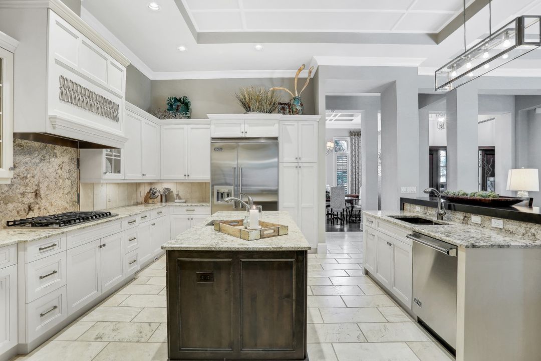 2086 Torino Way, Naples, FL 34105