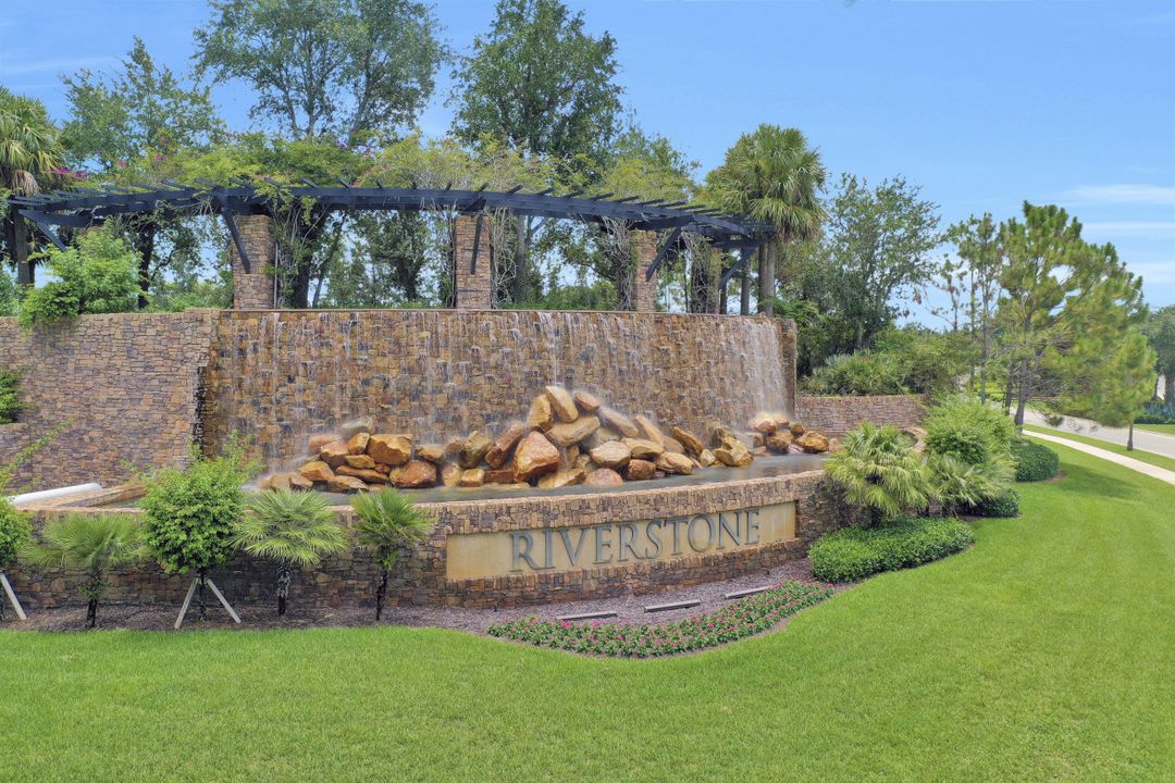 3192 Pacific Dr, Naples, FL 34119