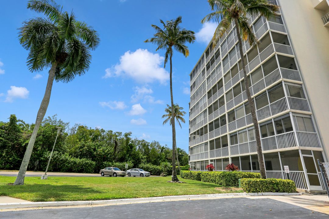 1 Bluebill Ave #104, Naples, FL 34108