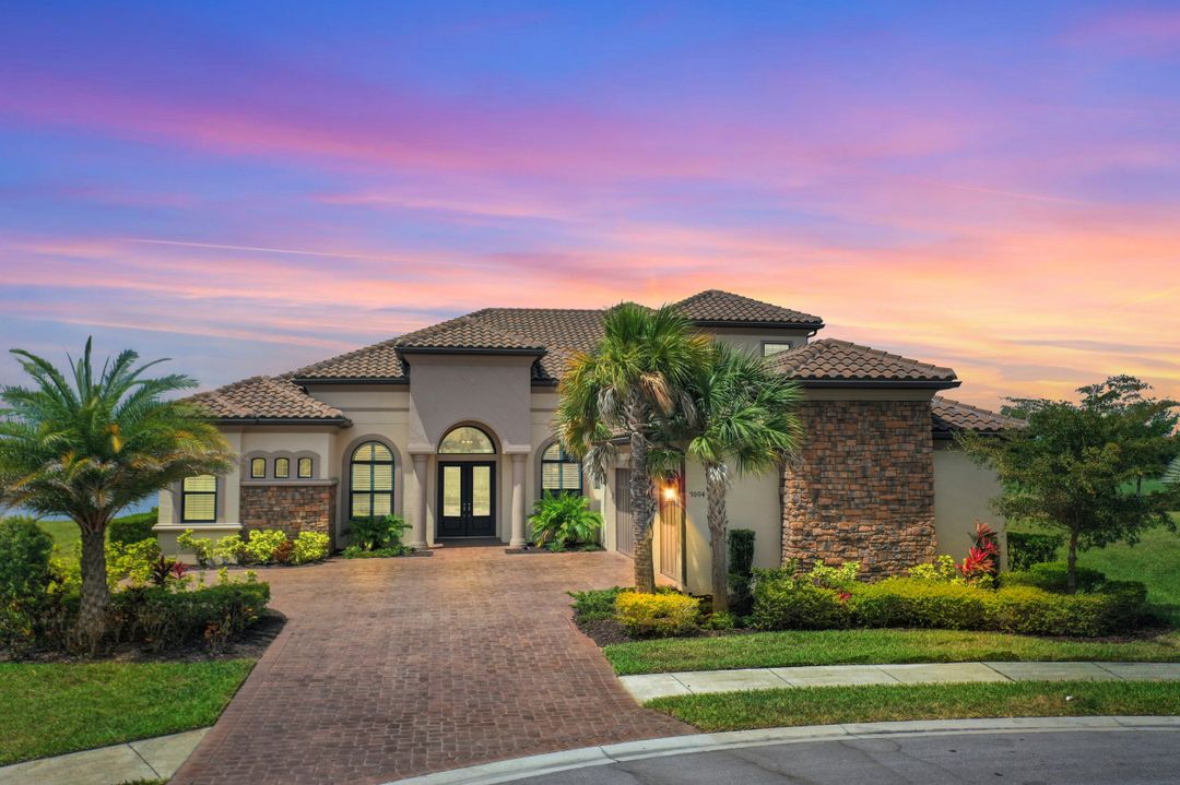 9004 Sorreno Ct, Naples, FL 34119