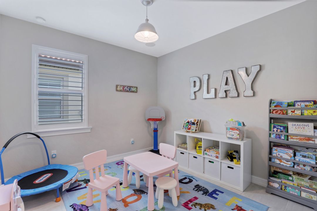 16427 Barclay Ct, Naples, FL 34110