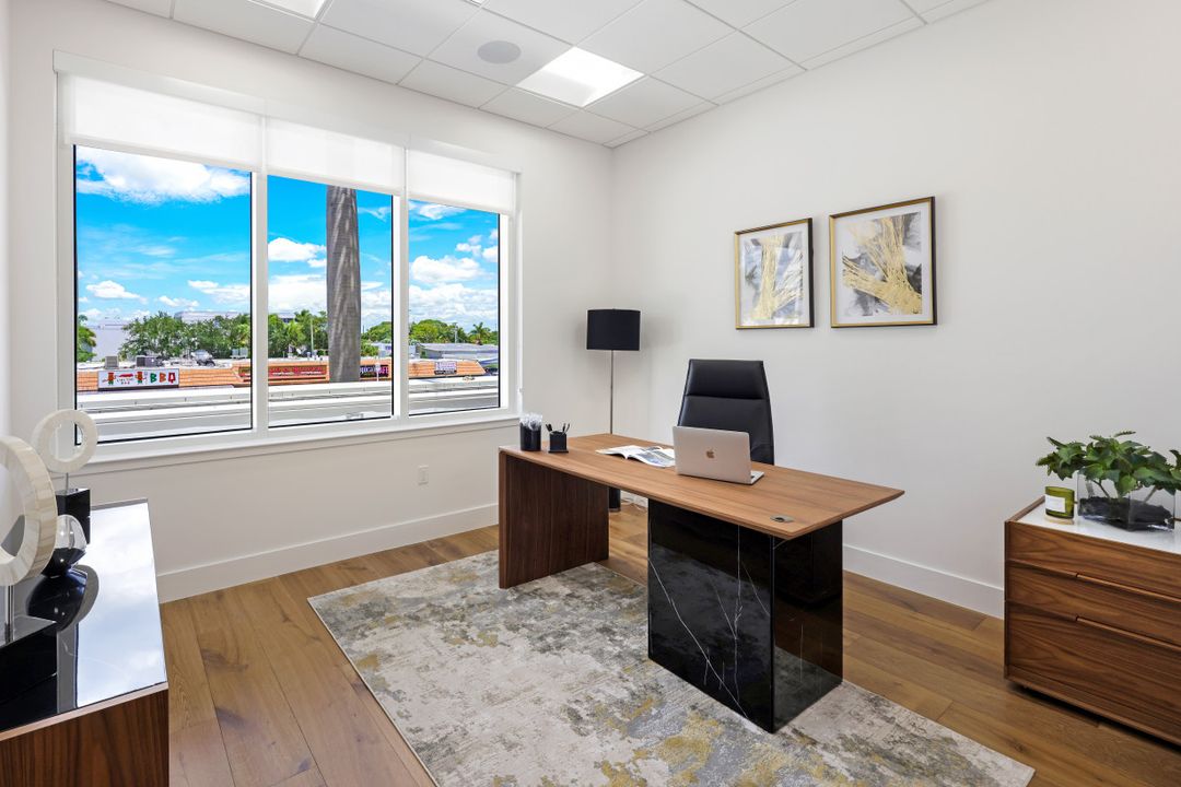 599 Tamiami Trail N #200, Naples, FL 34102