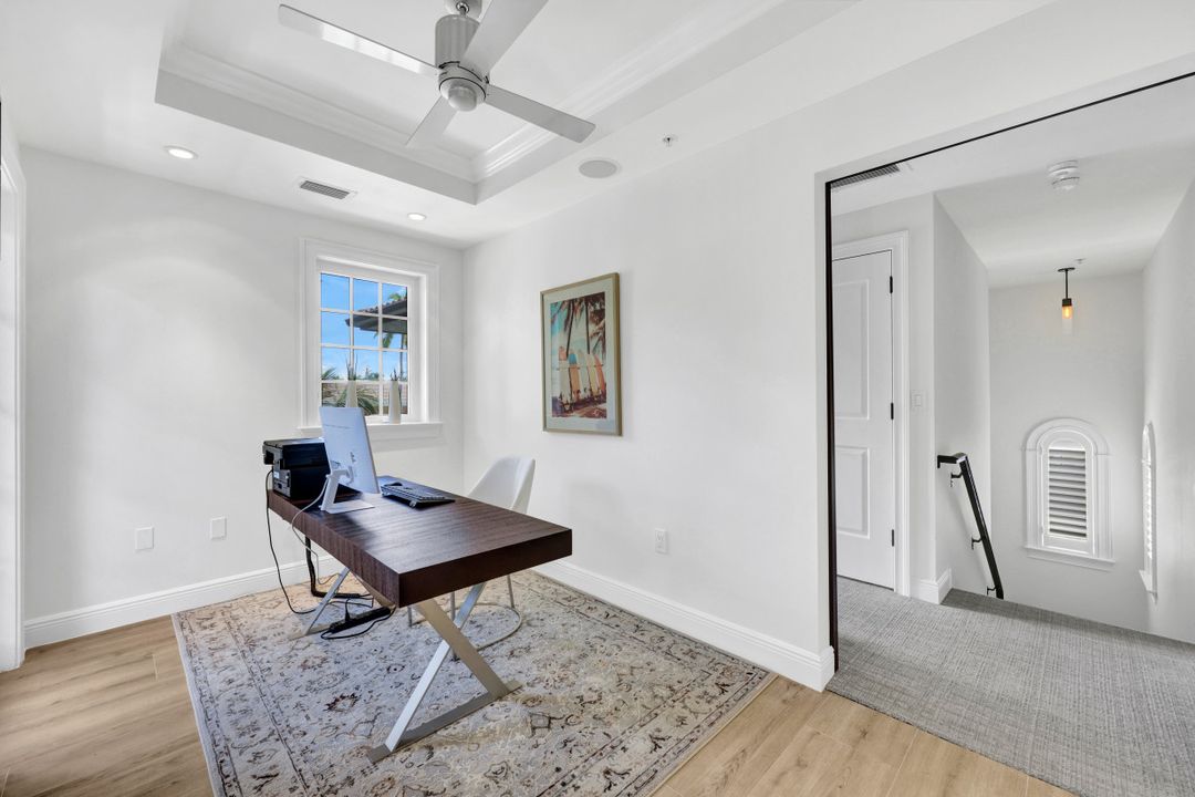 270 5th Ave S #H-2, Naples, FL 34102