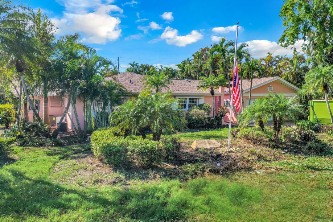 696 Fountainhead Ln, Naples, FL 34103