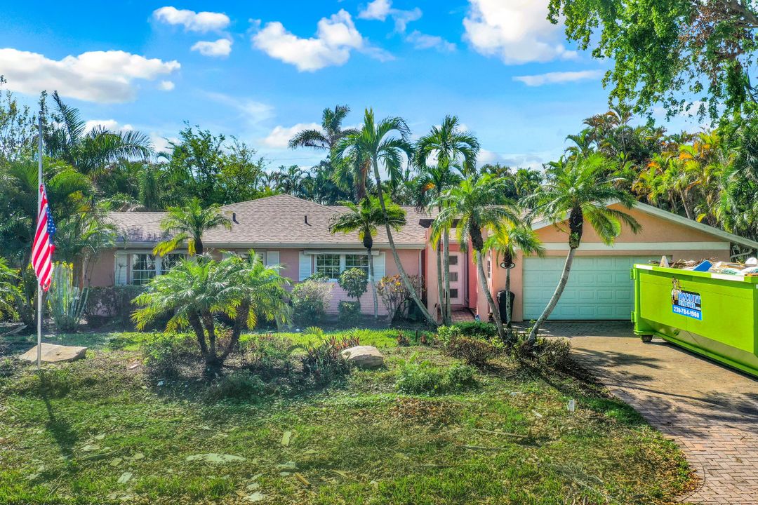 696 Fountainhead Ln, Naples, FL 34103
