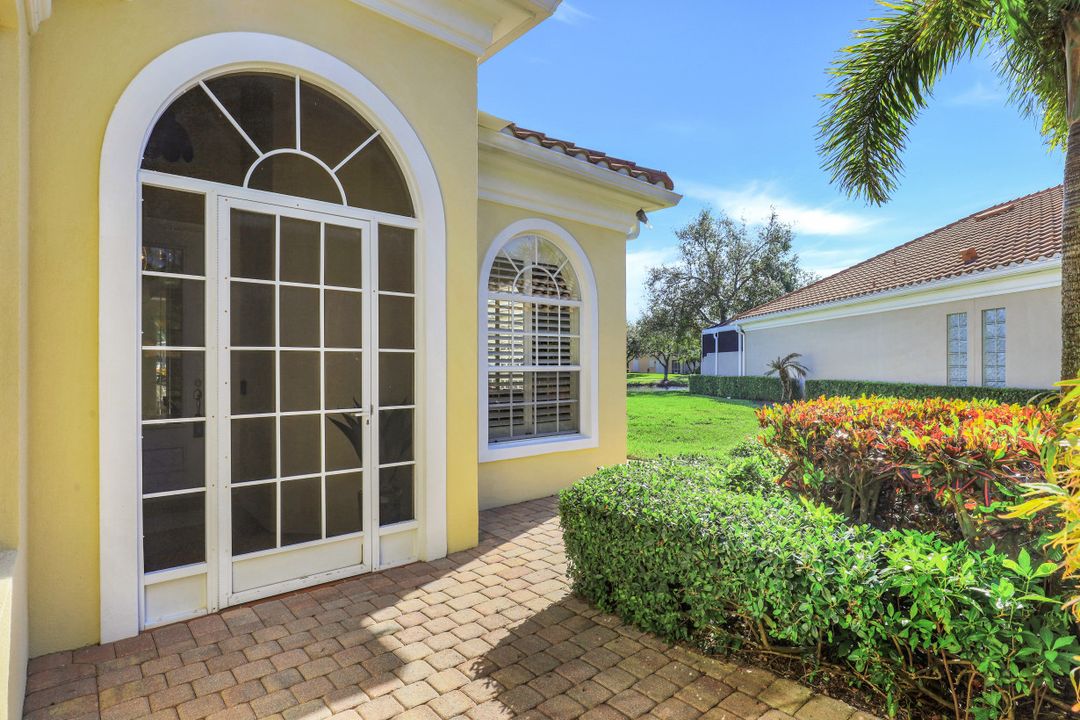 5500 Freeport Ln, Naples, FL 34119