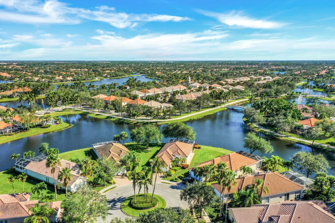 5500 Freeport Ln, Naples, FL 34119