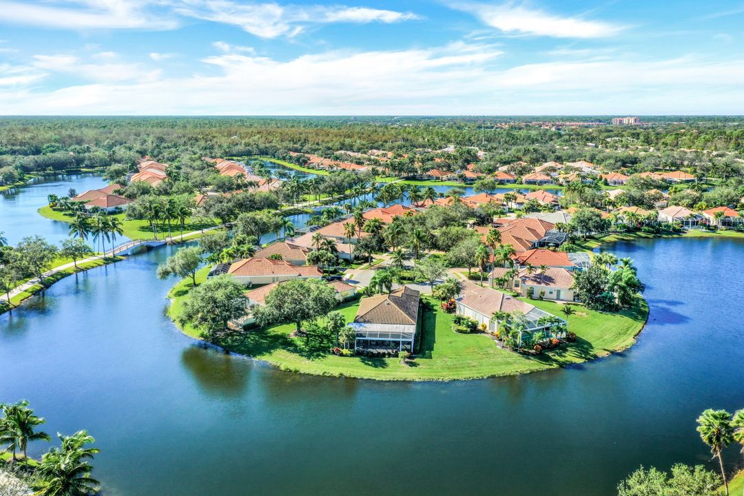 5500 Freeport Ln, Naples, FL 34119