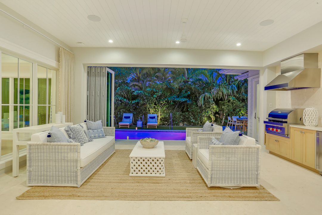 1040 2nd St S, Naples, FL 34102