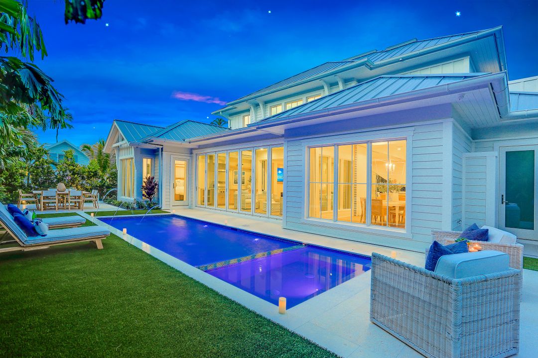 1040 2nd St S, Naples, FL 34102