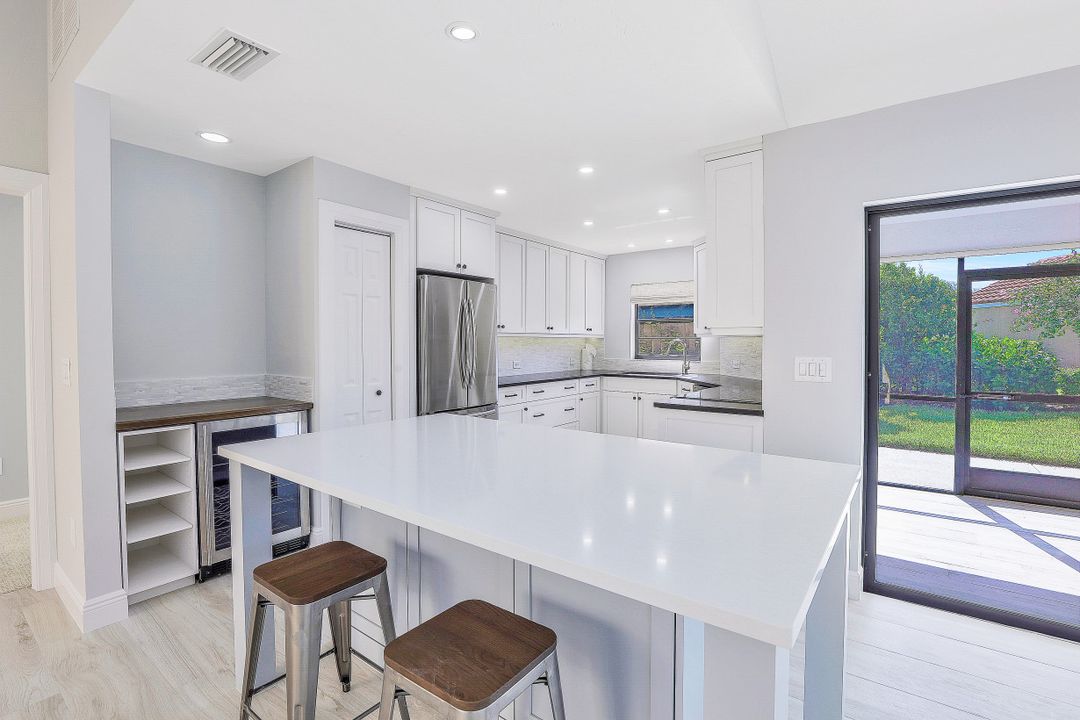 714 Reef Point Cir #4, Naples, FL 34108