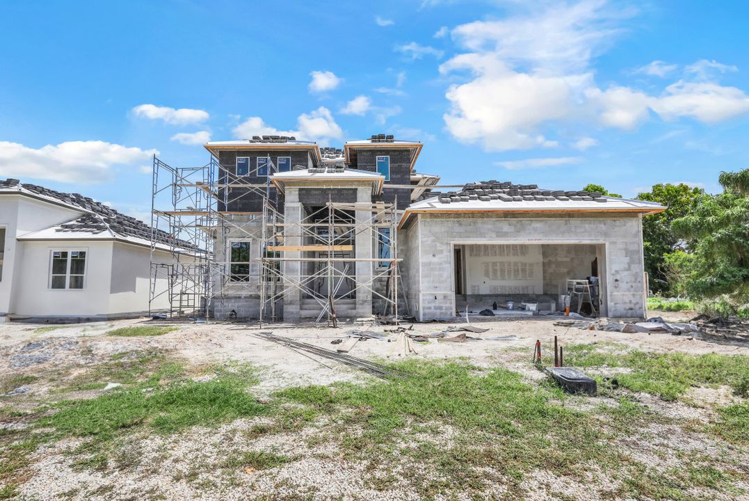 1448 10th St N, Naples, FL 34102