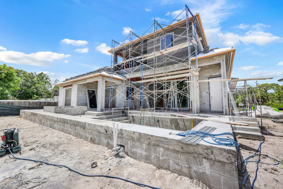 1448 10th St N, Naples, FL 34102