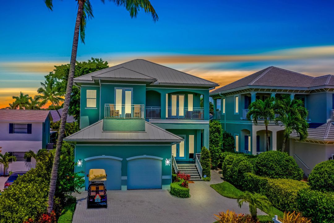 9242 Vanderbilt Dr, Naples, FL 34108