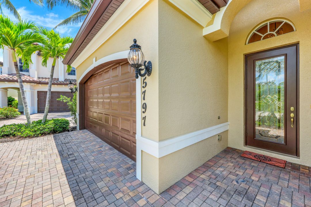 5797 Mango Cir, Naples, FL 34110