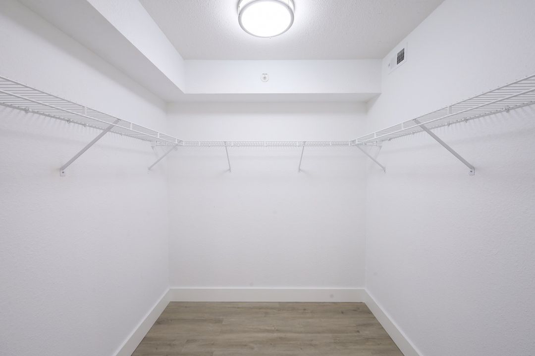 9650 Victoria Ln #B-102, Naples, FL 34109