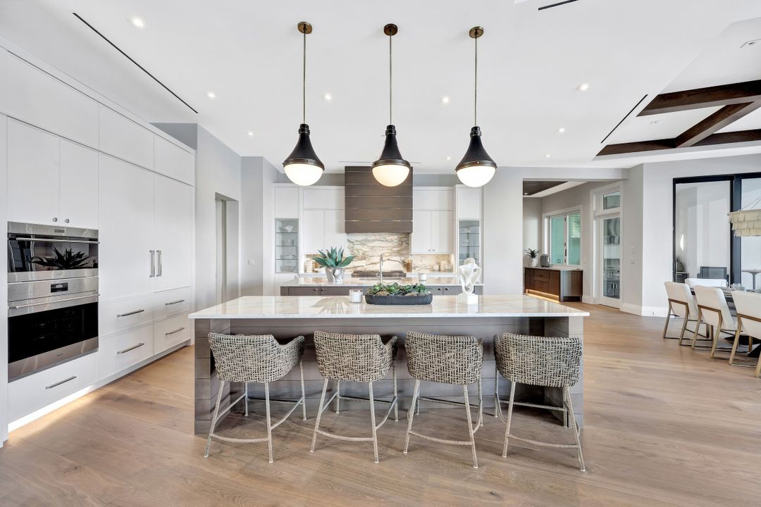 3401 Crayton Rd, Naples, FL 34102