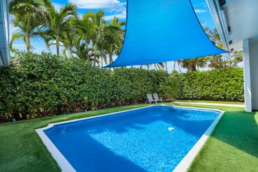 1002 Lake Shore Dr