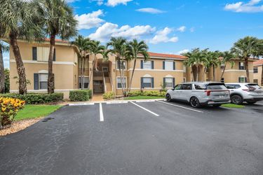 6384 Huntington Lakes Cir