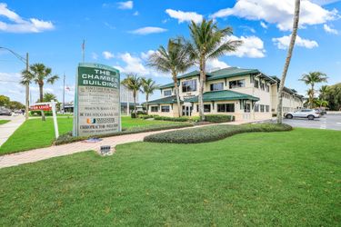 2390 Tamiami Trl N